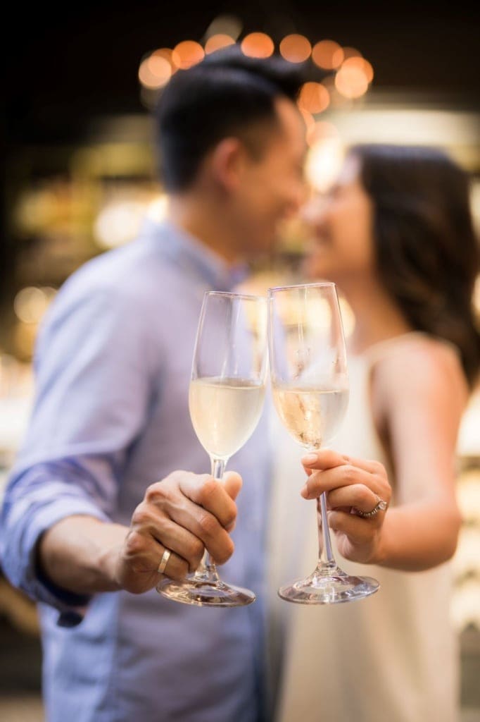 Verliebtes Paar stößt mit Gläsern Champagner an