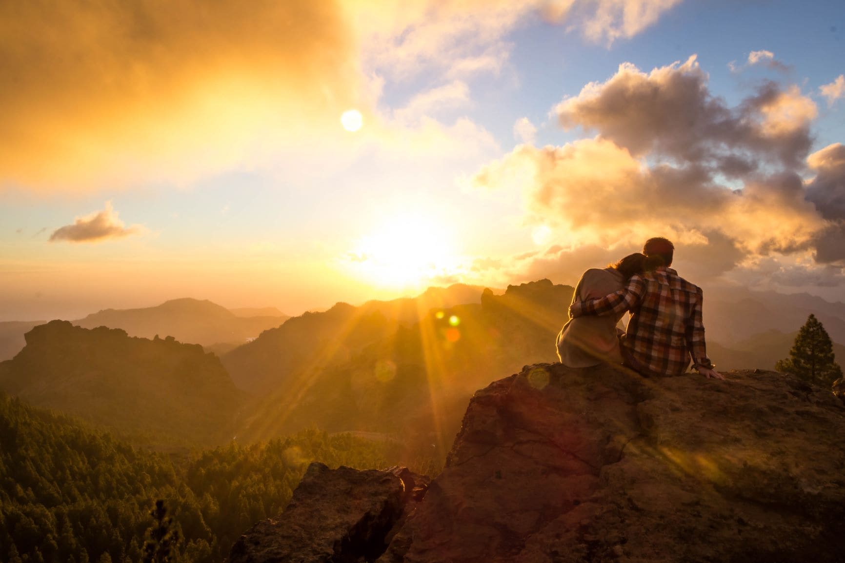 Paar beim Sonnenuntergang auf dem Roque Nublo auf Gran Canaria 