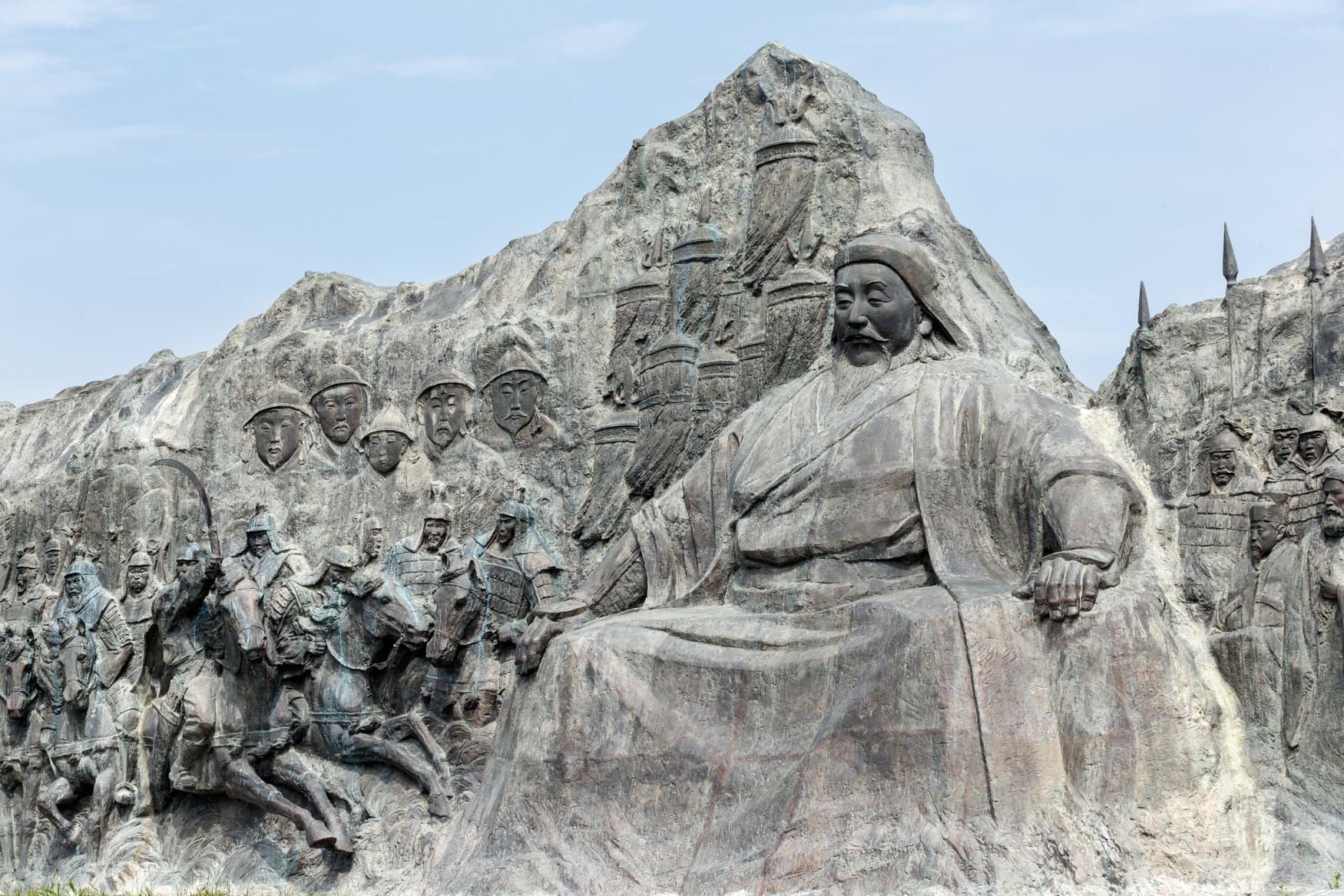 Großes in Fels gehauenes Steinrelief in China mit einer sitzenden Darstellung von Kublai Khan, umgeben von berittenen Kriegern und Gefolgsleuten.