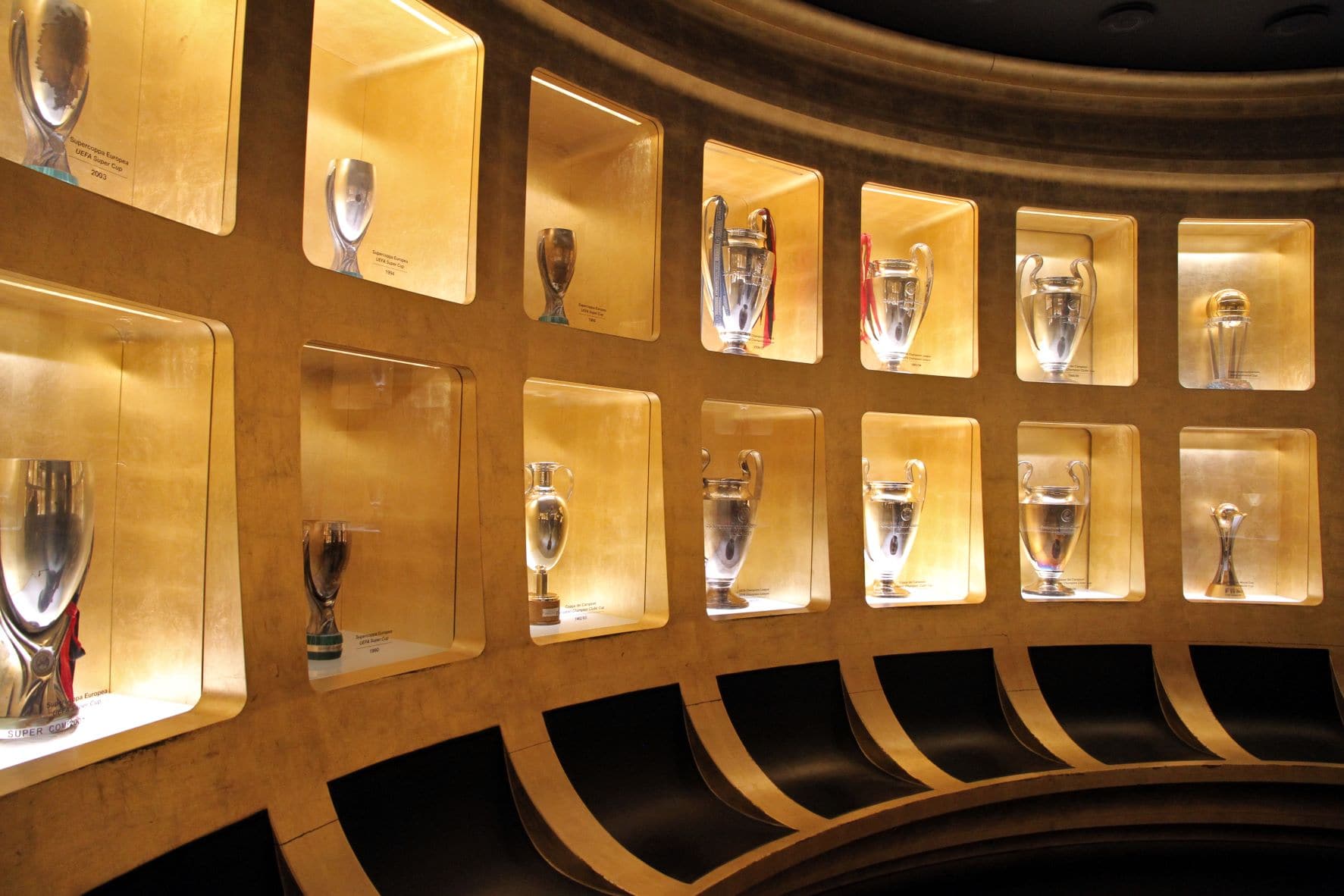 Vitrinen mit Pokalen im Casa Milan Museum 