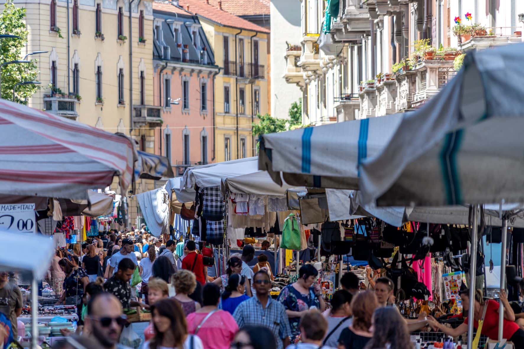 Besucher auf dem Wochenmarkt auf der Volturno Straße in Mailand 