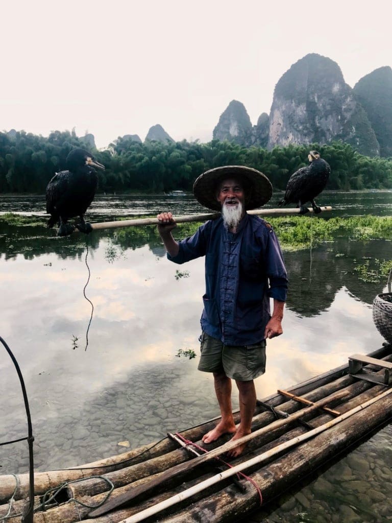 Herr Huang auf seinem Floß in der Region Guangxi