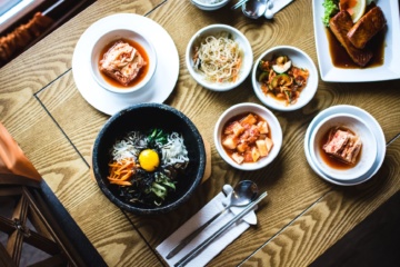 Koreanisches Essen auf Tisch