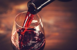 Nahaufnahme Rotwein aus Flasche in Glas