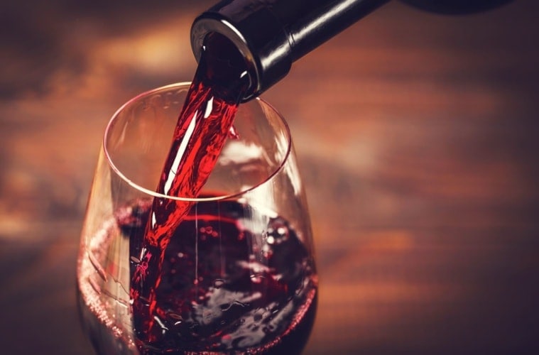 Nahaufnahme Rotwein aus Flasche in Glas