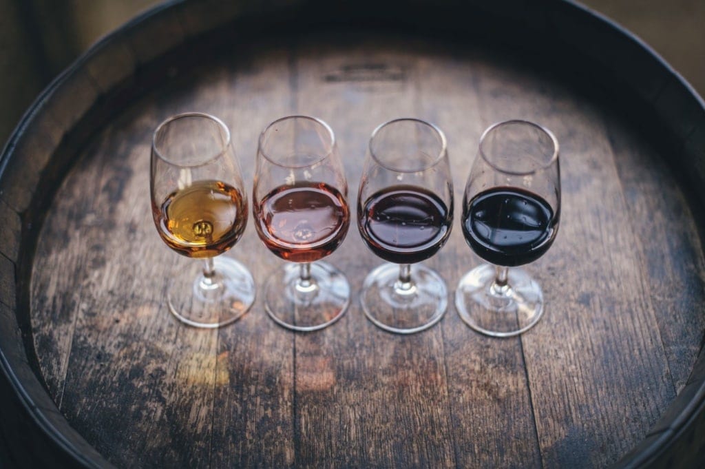 Vier Gläser Wein auf Weinfass