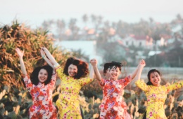 Vier Vietnamessinen lachend nebeneinander