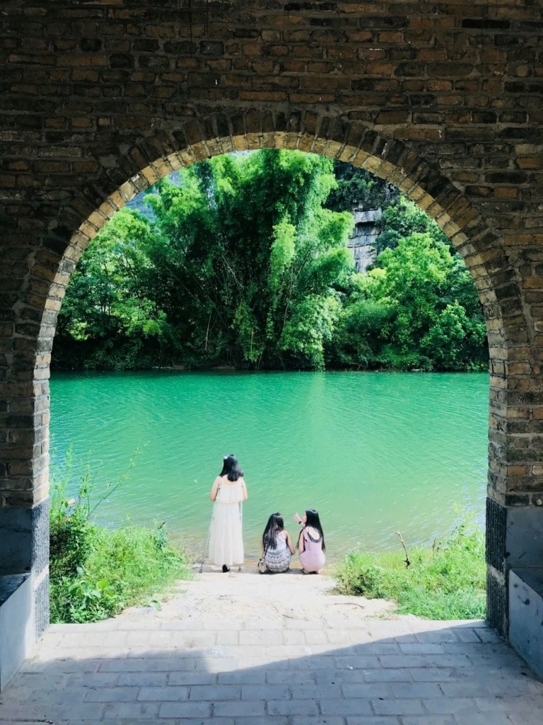 Chinesinnen am Ufer des Yulong Flusses