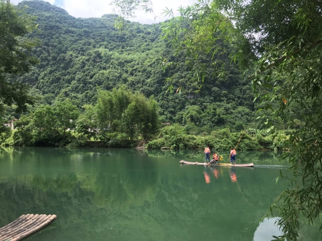 Menschen auf einem Floß auf dem Yulong-Fluss in der Region Guangxi