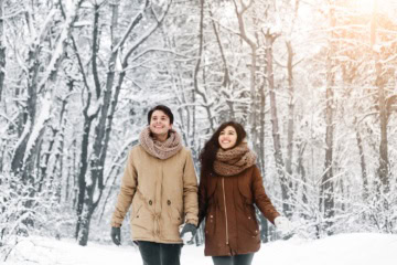Romantik im Winter: glückliches Paar in Schnee