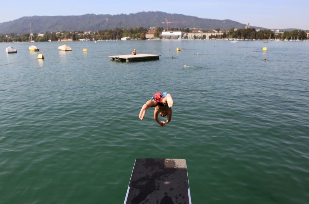 Junge springt im Badi Utoquai in Zürich ins Wasser