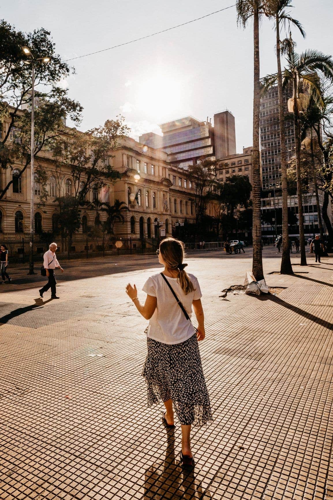 Frau geht über einen Platz in Sao Paulo