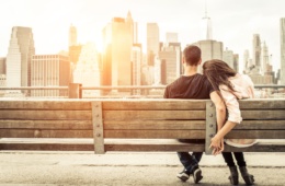Paar sitzt auf Bank und betrachtet das New Yorker Panorama