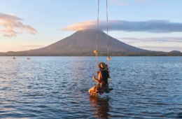 Frau vor Vulkan in Nicaragua