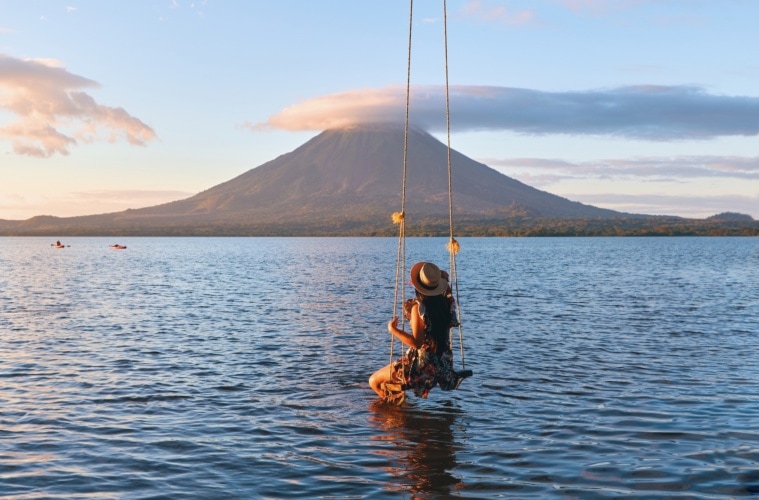Frau vor Vulkan in Nicaragua