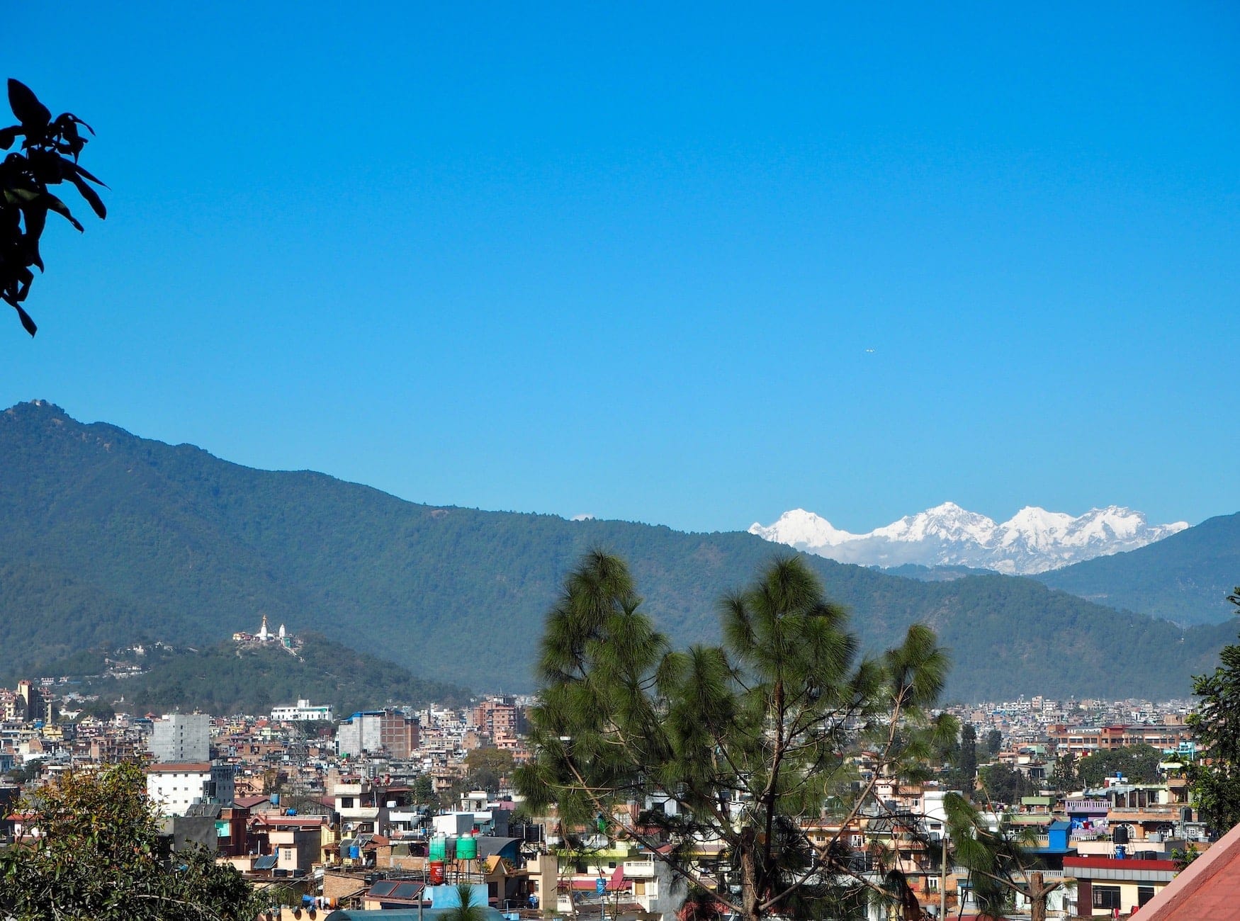 Heiterer Himmel in Nepal im Winter