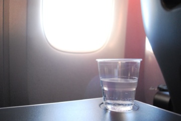 Plastikbecher Wasser Flugzeug