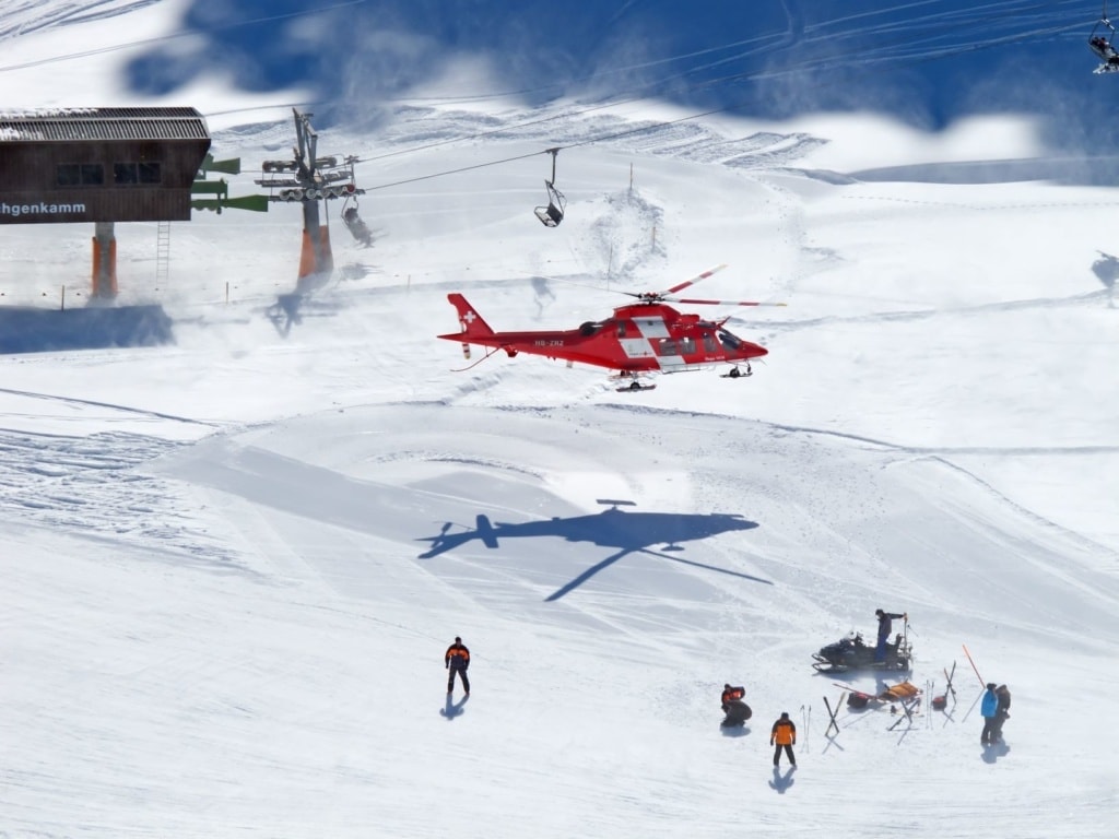 Rettungshubschrauber im Schweizer Skigebiet im Einsatz
