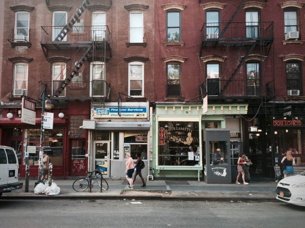New York auf alternativen Routen entdecken: Straßenszene in Brooklyn