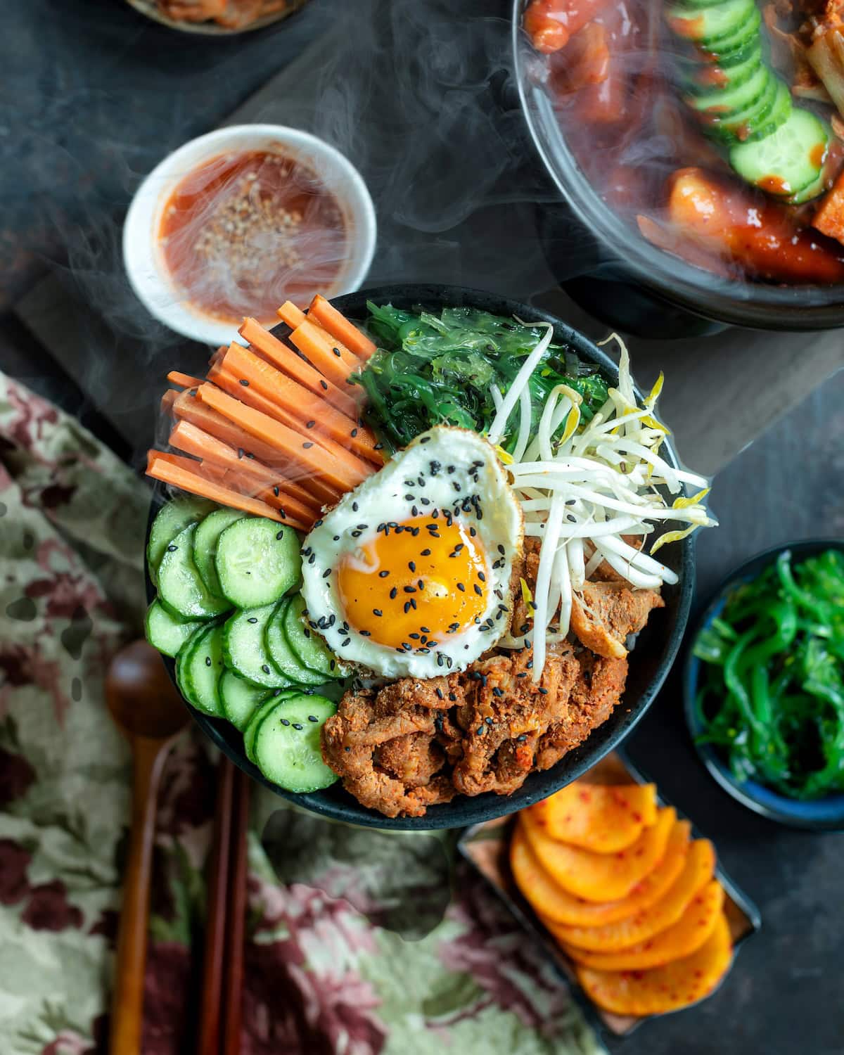 Bibimbap - ein koreanisches Essen - von oben fotografiert.