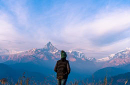 Tourist beobachtet die Berglandschaft während der Wintersaison in Pokhara, Nepal