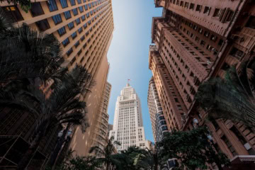 Das Gebäude Altino Arantes (hinten im Bild), auch Banespa genannt, wurde als Sitz der Bank des Staates Sao Paulo errichtet.