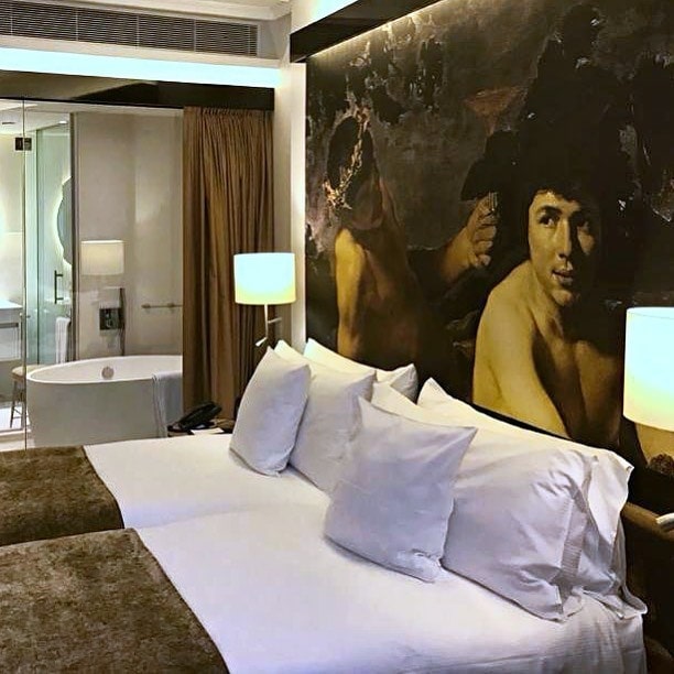 Zwischen Palast und Moderne. Ein wunderschönes Hotel in der spanischen Hauptstadt: #Madrid. Unser Tipp: Palacio de Los Duques! Mehr zu diesem #Hotel findet ihr auch auf unserer Webseite. #hotelreview #welivetoexplore #roominspiration #roomdecor #spain🇪🇸 #hoteldesign
