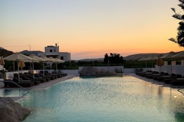 Sonnenuntergang über dem Pool-Horizont im Parilio Design-Hotel auf der griechischen Insel Paros