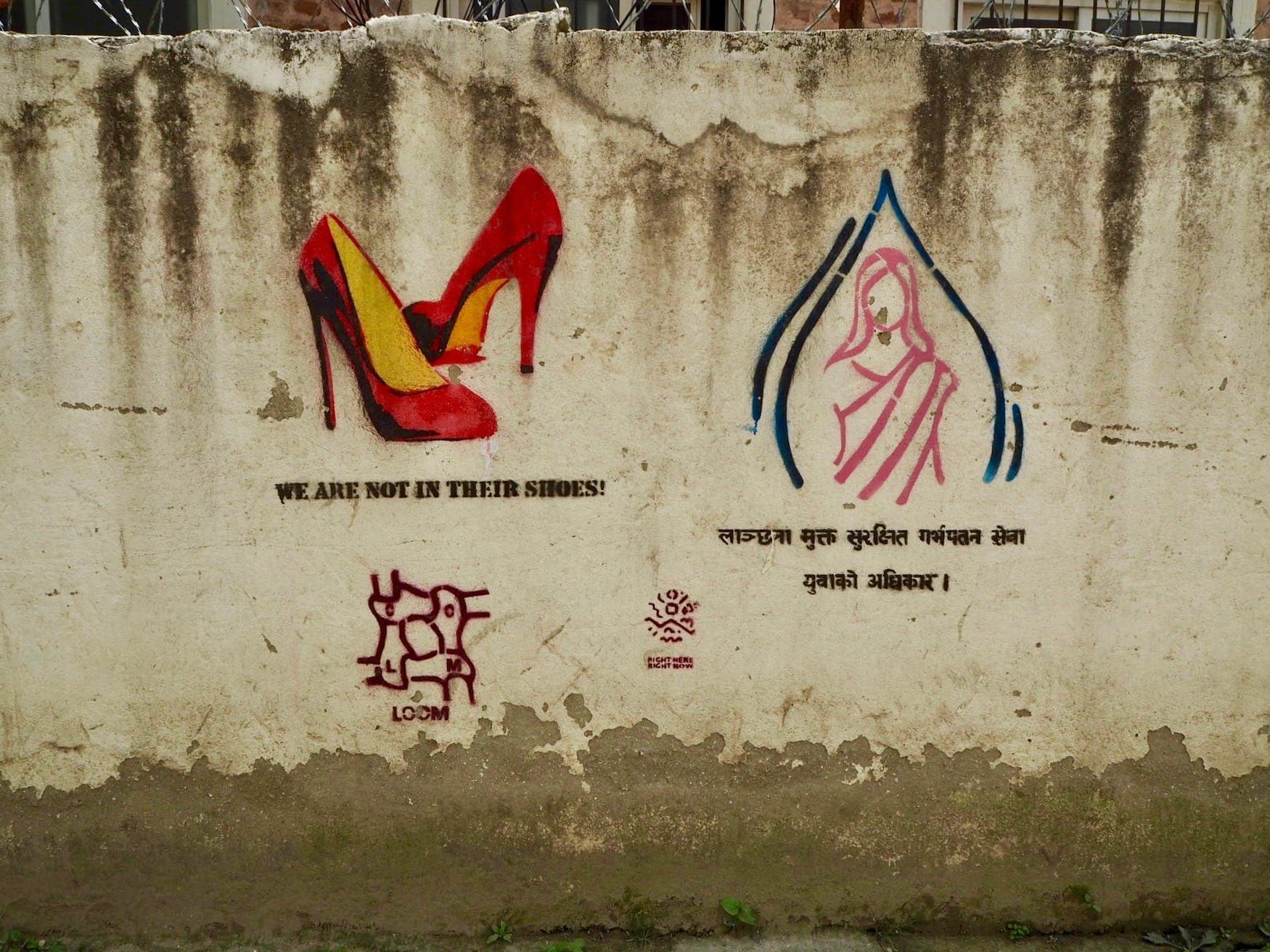Rote Pumps zieren eine Hauswand in Kathmandu und fordern das Abtreibungsgesetz