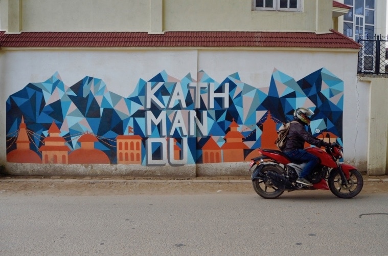 Das Wort Kathmandu ziert eine Hauswand in der nepalesischen Hauptstadt