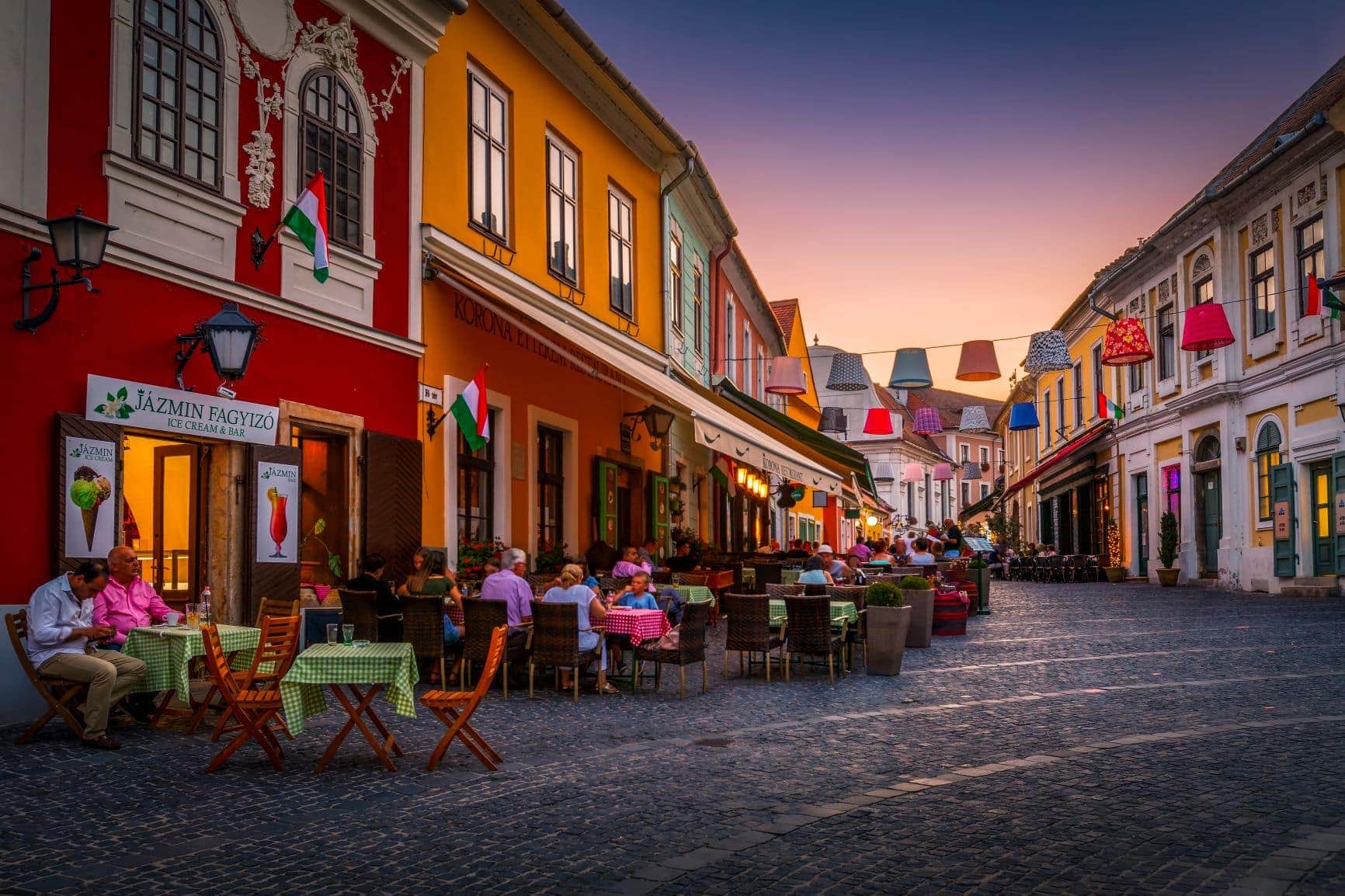 Restaurants in der Fußgängerzone in Szentendre, Ungarn