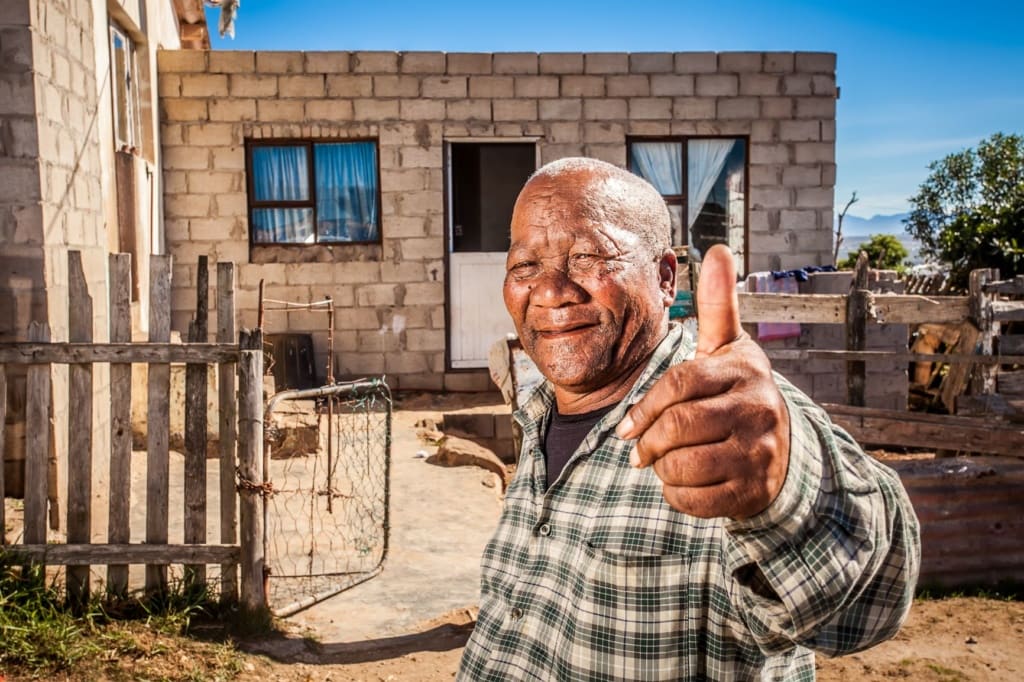 älterer mann in afrika hebt daumen
