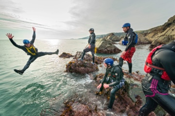Outdoor-Unternehmungen in Wales: Coasteering in St. Davids