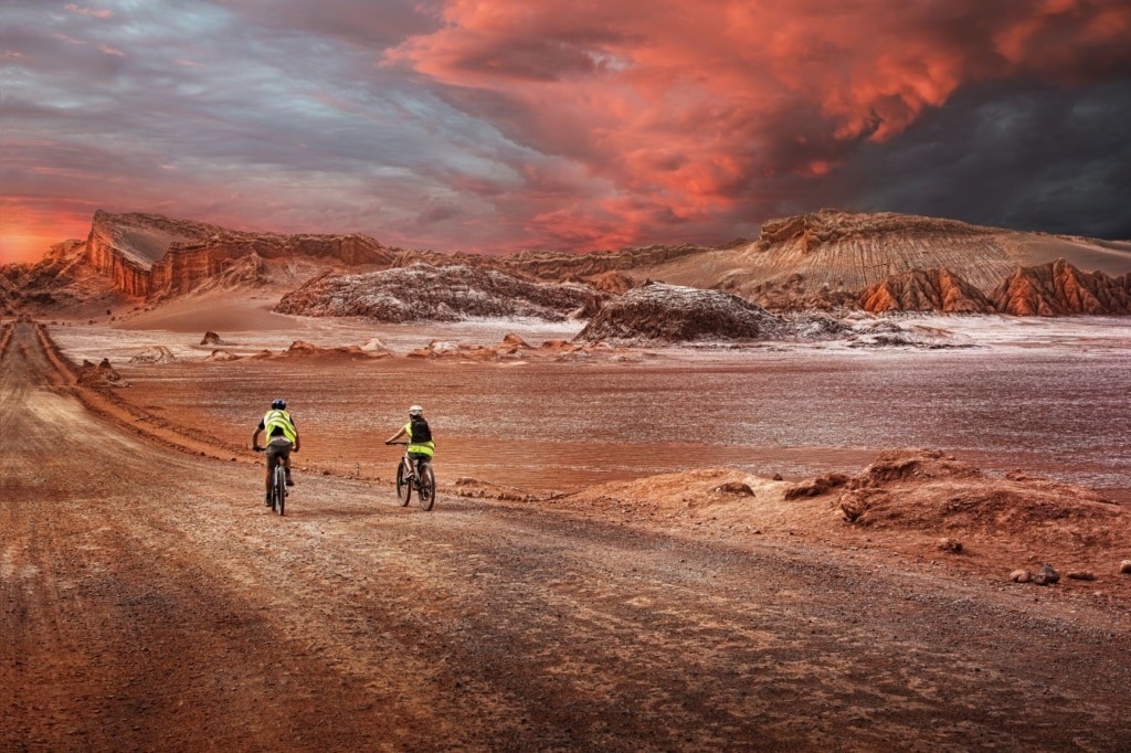 Fahrradfahrer in der Atacama-Wüste in Chile