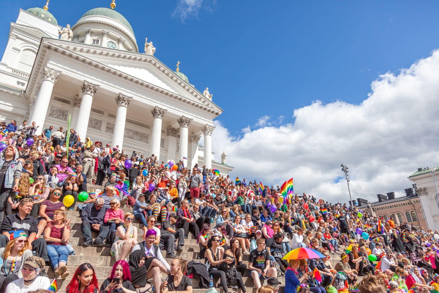 Teilnehmer des Helsinki Pride Festivals auf Treppen vor dem Dom