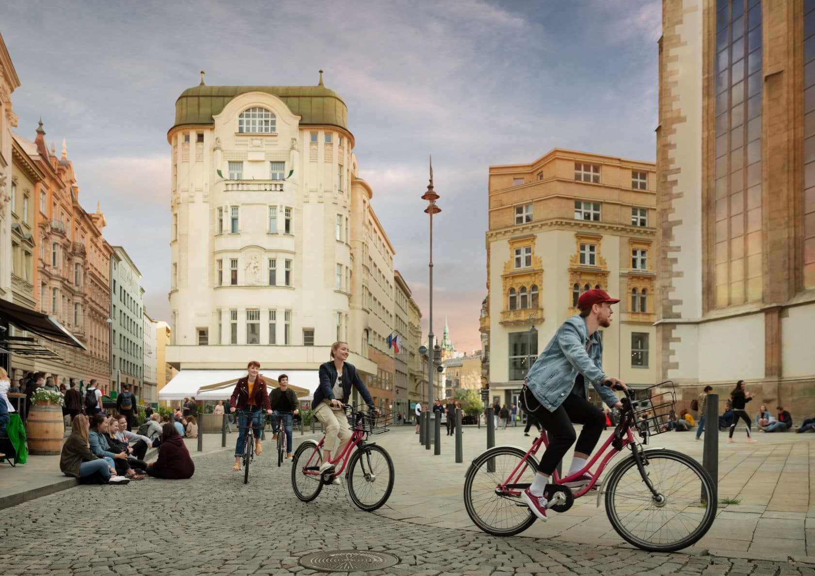 Fahrradfahrer auf dem Jakob-Platz in Brünn