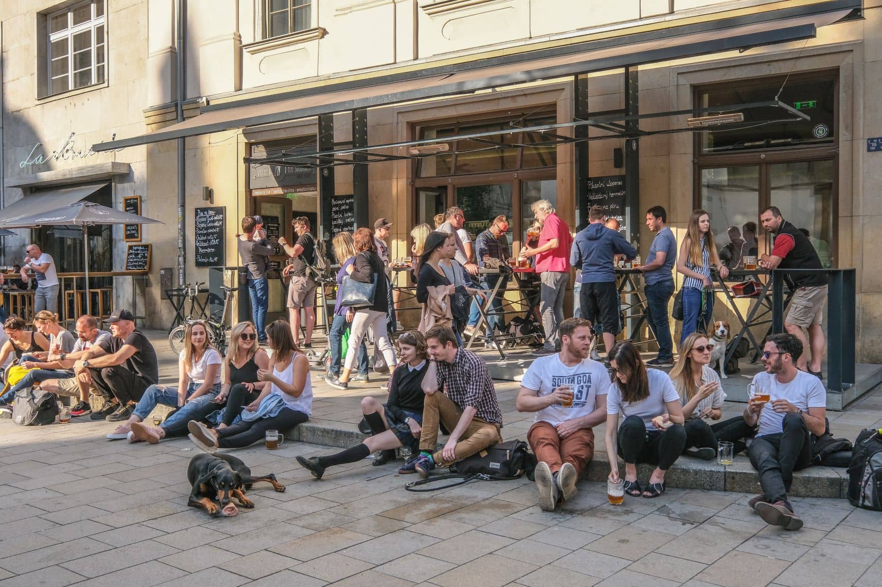 Junge Leute vor einer Bar auf dem Jakobplatz in Brünn, Tschechien
