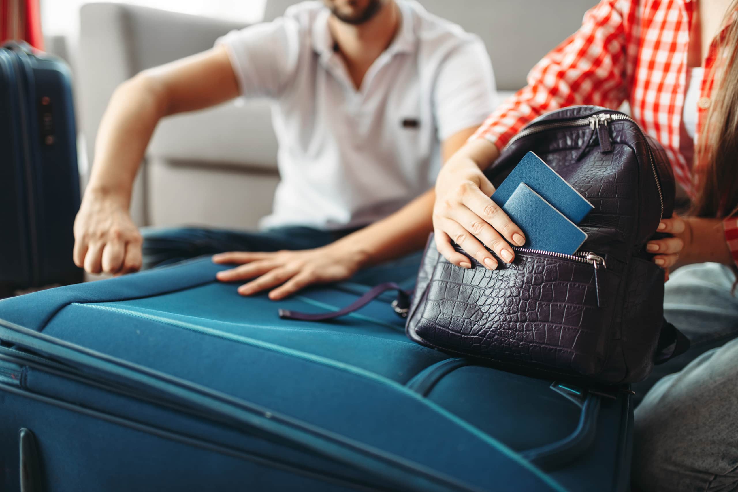 Frau holt zwei Reisepässe aus ihrem Rucksack