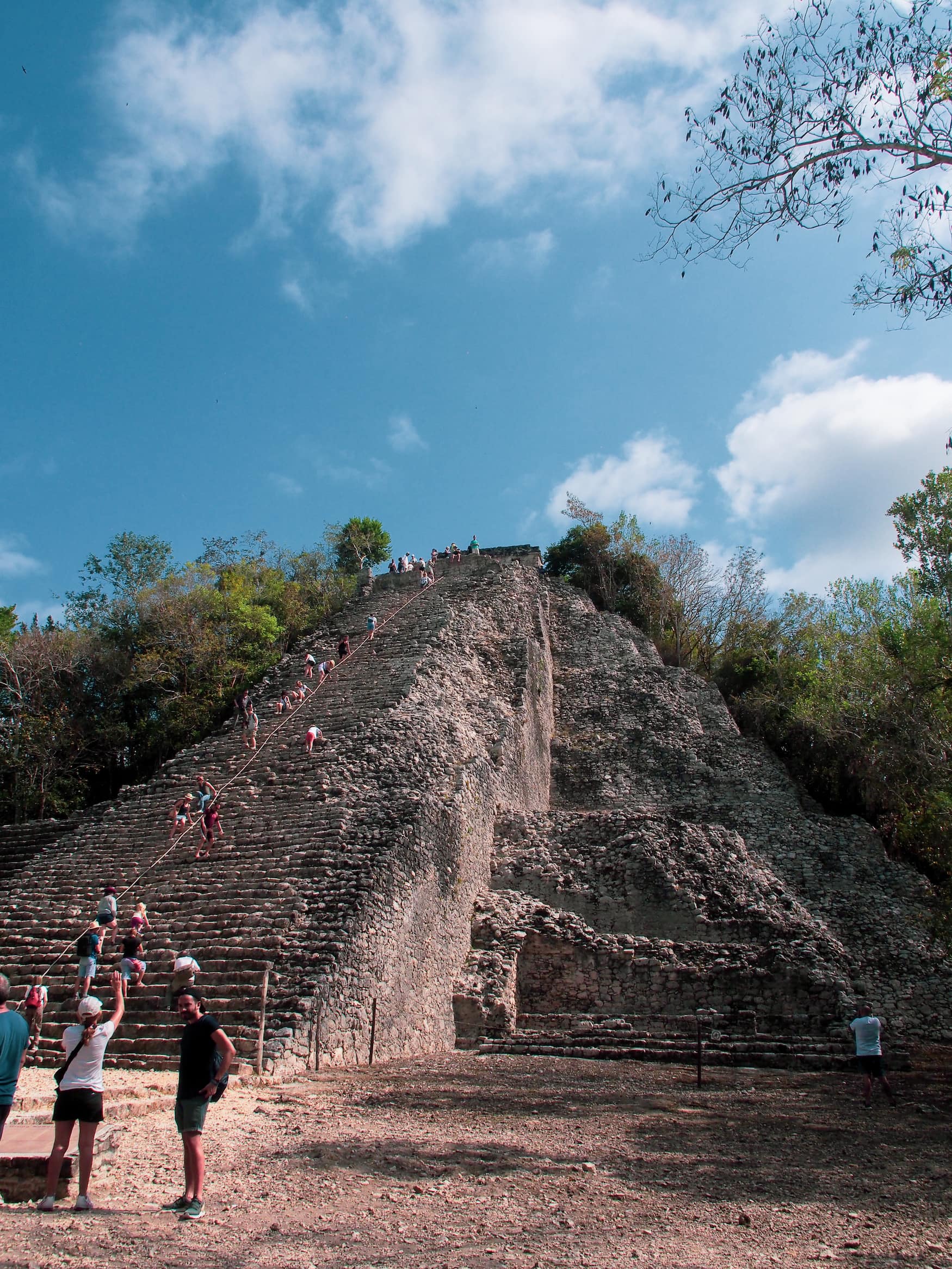 Menschen klettern bei Sonnenschein auf die Pyramide in Coba, Mexiko