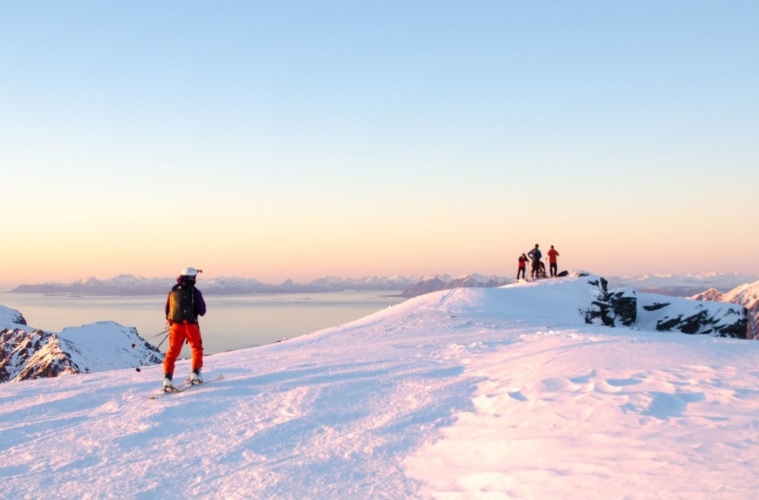 Skifahrer auf einem Berg in Norwegen