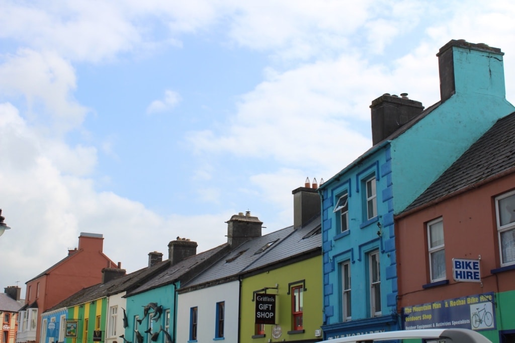 Bunte Häuschen säumen die Main Street von Dingle in Irland.