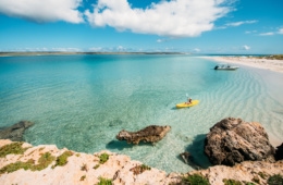 Frau schippert auf gelben Kanu durch Inselparadiese in Westaustralien