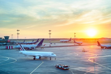 Flughafen mit vielen Flugzeugen bei schönem Sonnenuntergang