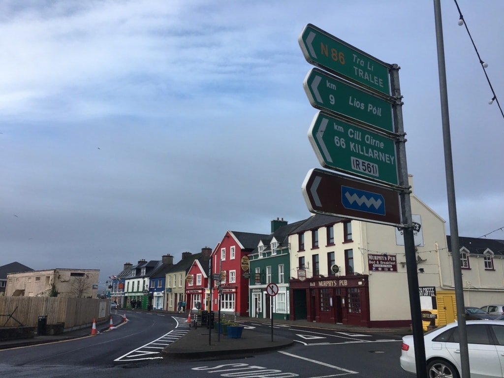 Bunte Häuschen säumen die Main Street von Dingle in Irland.