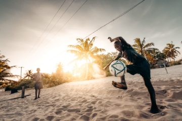 Kinder in Mosambik spielen Fußball am Strand