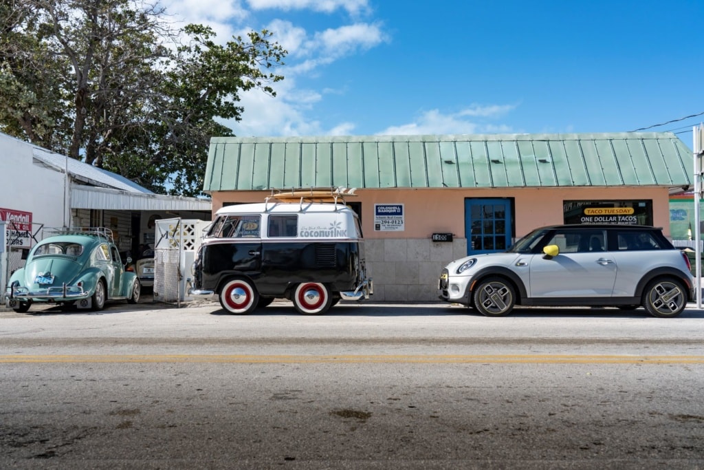 Mini Cooper geparkt auf Straße in Florida