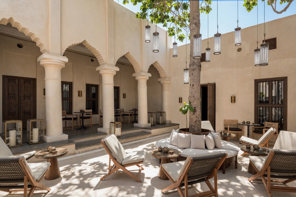 Der Innenhof des Hotels The Chedi Al Baut in Sharjah