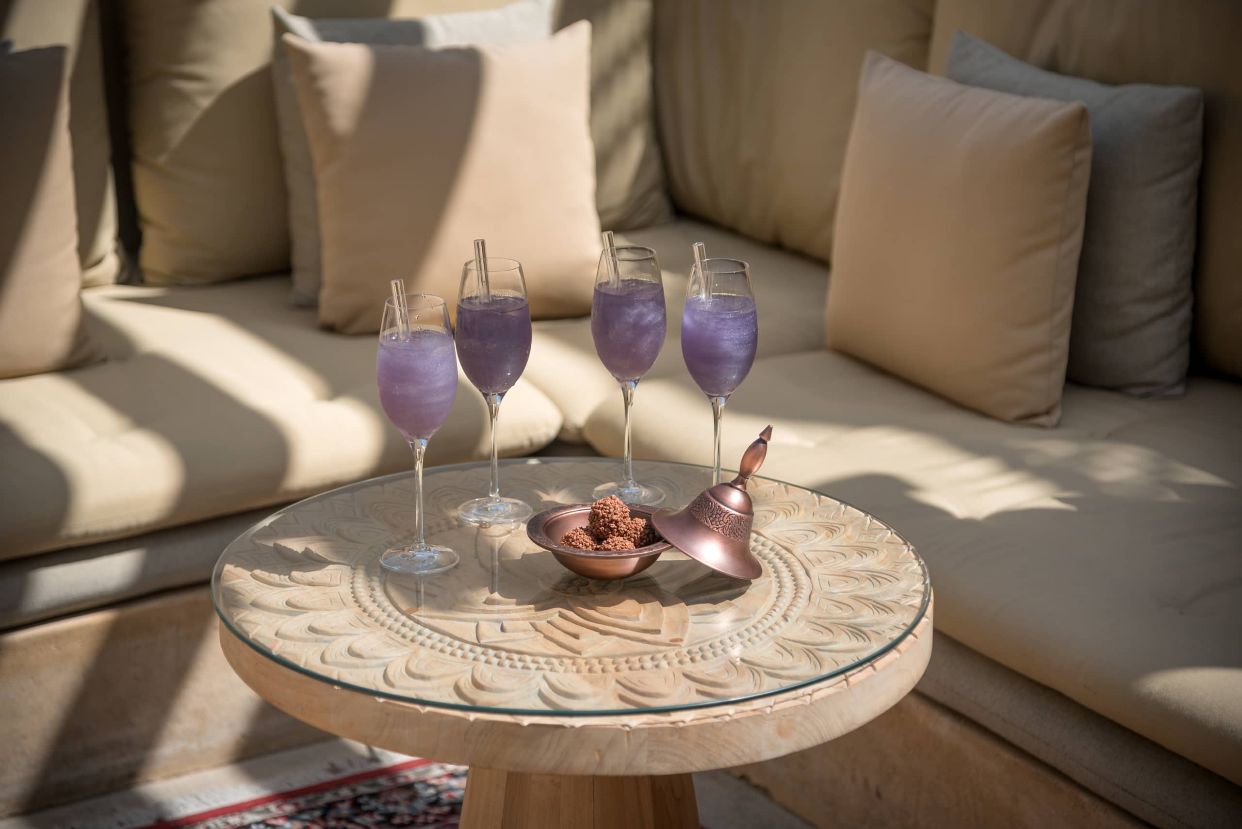 Lila Cocktails serviert im Hotel The Chedi in Sharjah