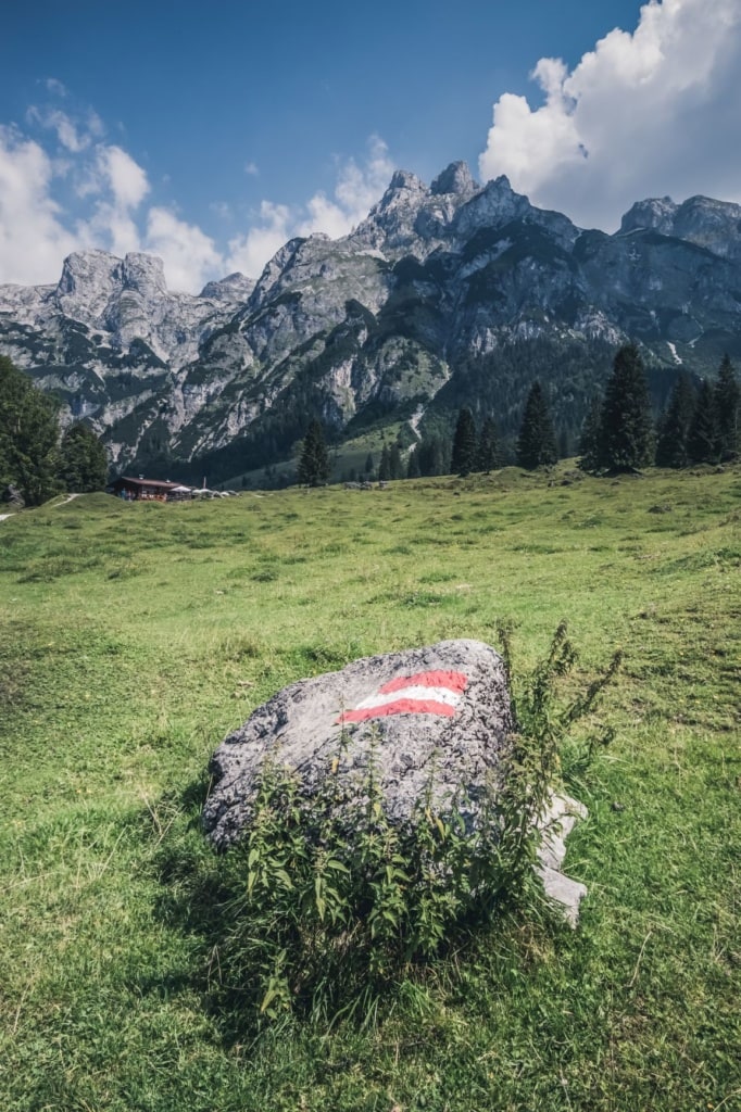 Riesiger Stein mit Österreich-Flaggen-Emblem 
