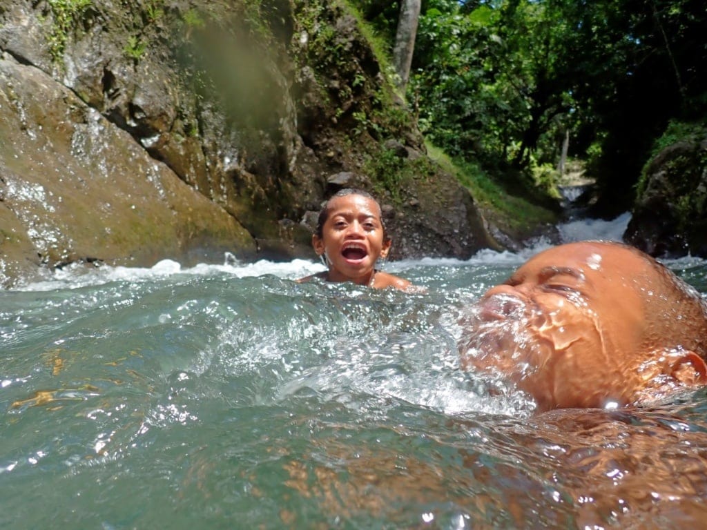 Kinder im Waitavala Water Slide